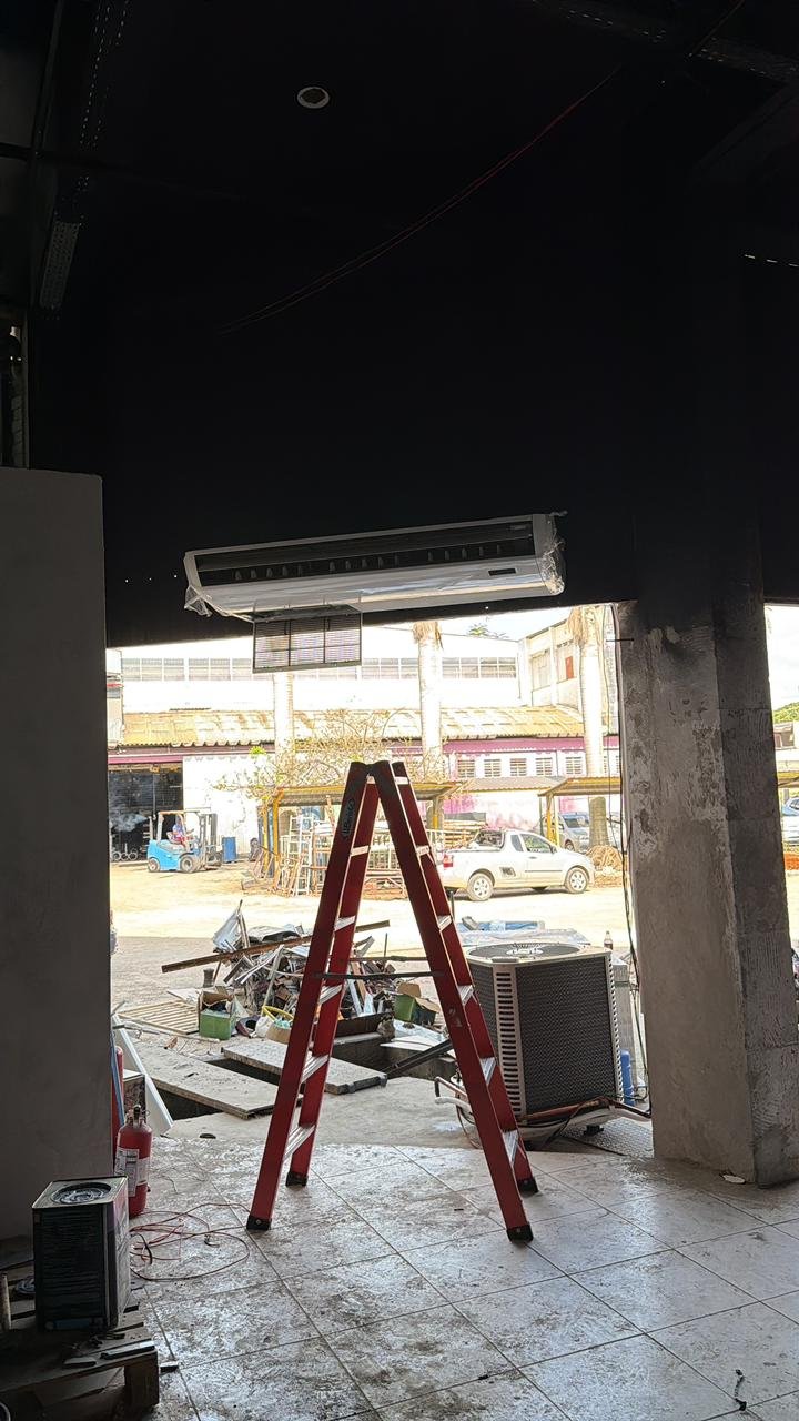 Detalhe de instalação e manutenção de ar-condicionado